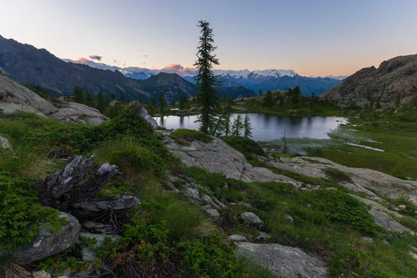 Vysoké nadmořské výšce alpskou krajinu za soumraku — Stock fotografie