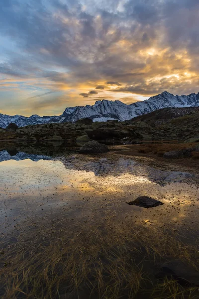 Dużych wysokościach alpejskie jezioro, refleksje o zachodzie słońca — Zdjęcie stockowe