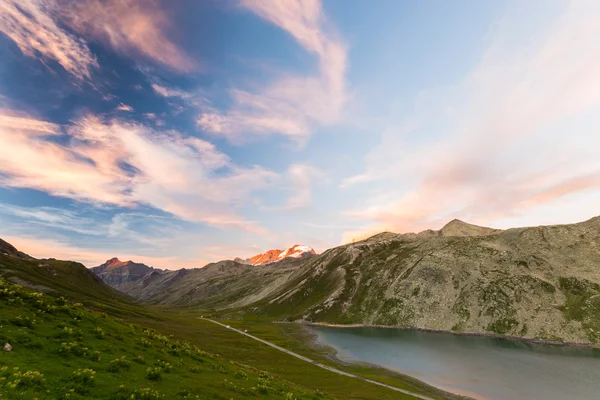 Yüksek irtifa dağ gölü, Gran Paradiso dağ silsilesi gün batımında — Stok fotoğraf