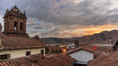 Fırtına bulutları ile Cusco, Peru, üzerinden günbatımı