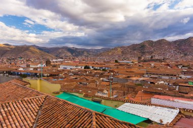 Fırtına bulutları ile Cusco, Peru, üzerinden günbatımı