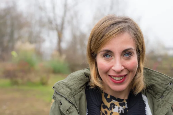 Portrait of smiling young woman, outdoors — Stock Photo, Image