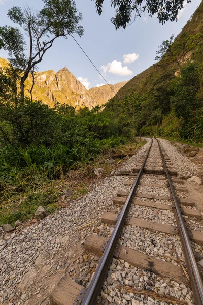 Railway track and Machu Picchu mountains, Peru — Stock Photo, Image