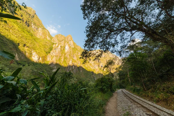 Eisenbahnstrecke und machu picchu berge, peru — Stockfoto