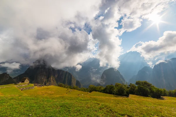 Yukarıdan, Peru Machu Picchu üzerinde güneş ışığı — Stok fotoğraf