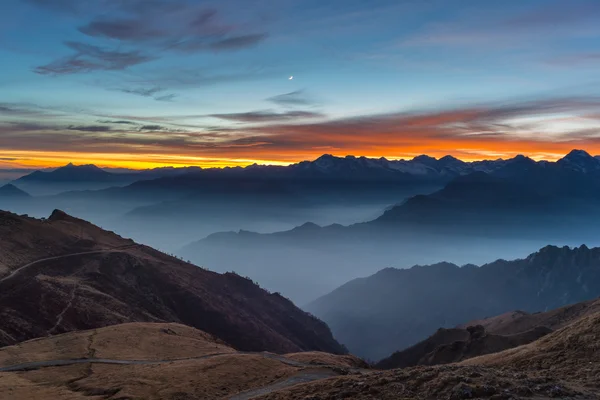 Гірський силует і приголомшливе небо на заході сонця — стокове фото