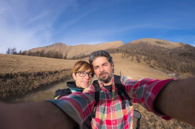 Çift alarak selfie balık gözü lens tarafından dağlarda