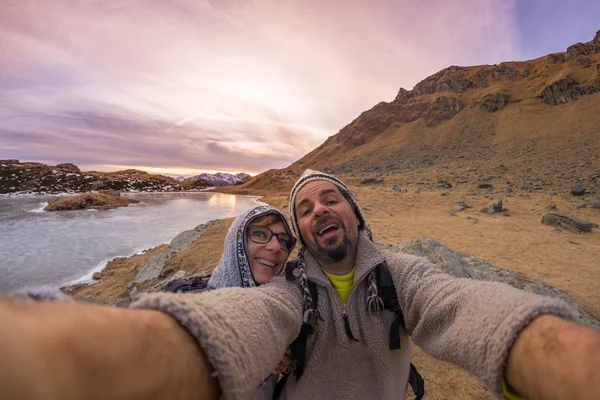 Pareja tomando selfie en las montañas por lente de ojo de pez — Foto de Stock