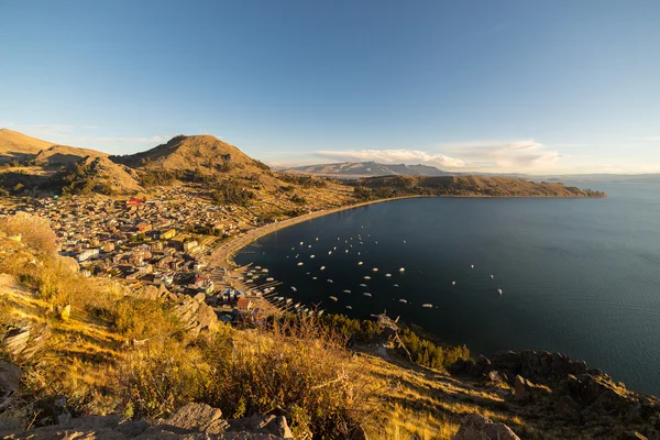 Puesta de sol en la bahía de Copacabana, lago Titicaca, Bolivia —  Fotos de Stock