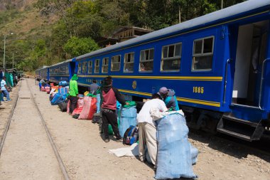 İnsanlar ve demiryolu bastırdıkları Machu Picchu, Peru için izlemek