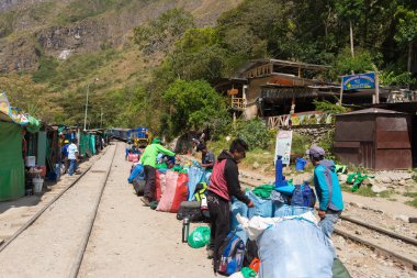 İnsanlar ve demiryolu bastırdıkları Machu Picchu, Peru için izlemek
