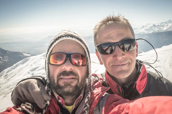 Selfie των δύο ορειβάτες στην κορυφή του βουνού το χειμώνα — Φωτογραφία Αρχείου