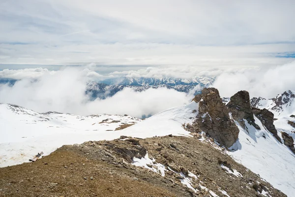 Berggipfel und schneebedeckte Bergrücken in den Alpen — Stockfoto