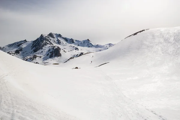 Dağın tepesine doğru dağcılık — Stok fotoğraf