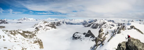 Picos de montaña y crestas nevadas en los Alpes —  Fotos de Stock