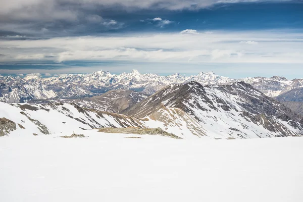 Majestätische Berggipfel im Winter in den Alpen — Stockfoto