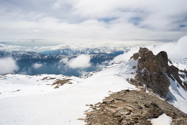 Bergtoppen en besneeuwde richels in de Alpen — Stockfoto