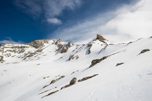 Majestuosos picos montañosos en invierno en los Alpes —  Fotos de Stock