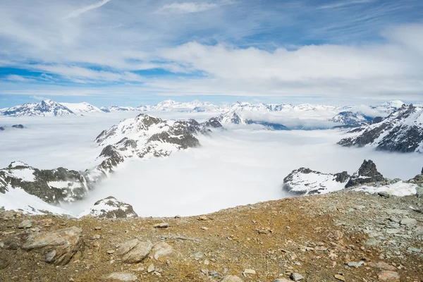 Puncak gunung dan pegunungan bersalju di pegunungan Alpen — Stok Foto
