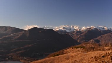 Rüzgar tarafından vurmak dağların Timelapse