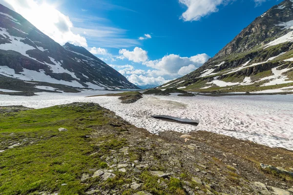 Topnienie śniegu na dużych wysokościach w Alpach — Zdjęcie stockowe