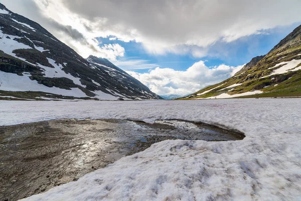 Scioglimento della neve in alta quota nelle Alpi — Foto Stock