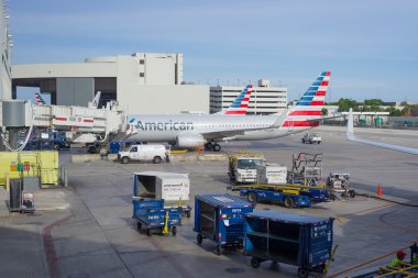 Miami Uluslararası Havaalanı'nda American Airlines uçak Park