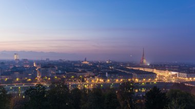 Turin (Torino) yukarıdan panoramik cityscape alacakaranlıkta