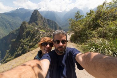 Çift alarak selfie, Machu Picchu, Peru