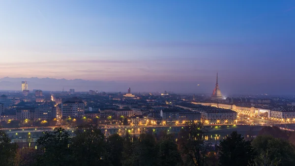 Panoramisch stadsgezicht van Turijn (Torino) van bovenaf in de schemering — Stockfoto