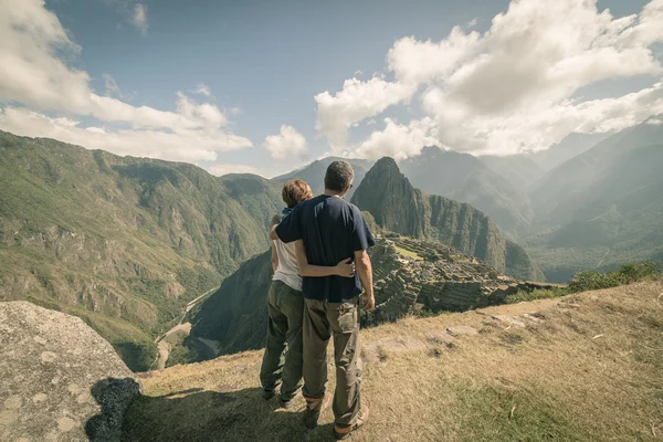 Casal abraçando olhando para Machu Picchu, Peru, imagem tonificada — Fotografia de Stock