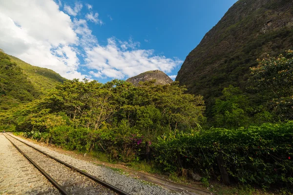 Vías férreas y montañas Machu Picchu, Perú — Foto de Stock