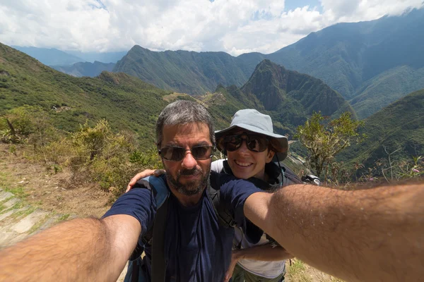 Pareja tomando selfie en Machu Picchu, Perú — Foto de Stock