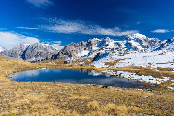 Dużych wysokościach niebieski alpejskie jezioro w jesieni — Zdjęcie stockowe