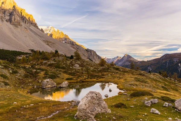 Vysoké nadmořské výšce alpské jezero, odrazy při západu slunce — Stock fotografie