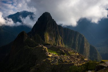 İlk güneş ışığı Machu Picchu üzerinde bulutlar açılmasını