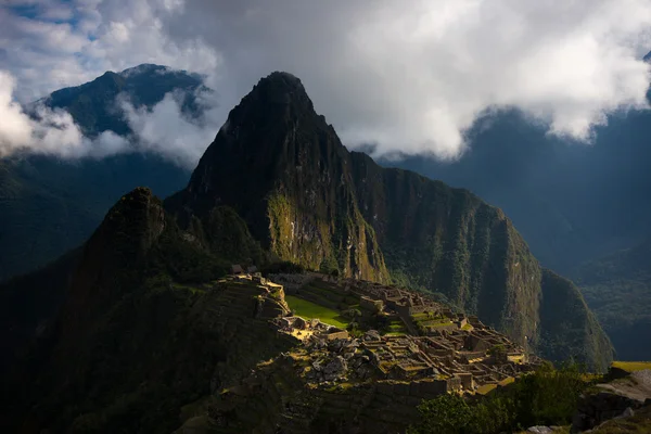 Primera luz del sol en Machu Picchu desde la apertura de nubes — Foto de Stock