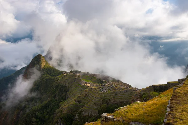 İlk güneş ışığı Machu Picchu üzerinde bulutlar açılmasını — Stok fotoğraf
