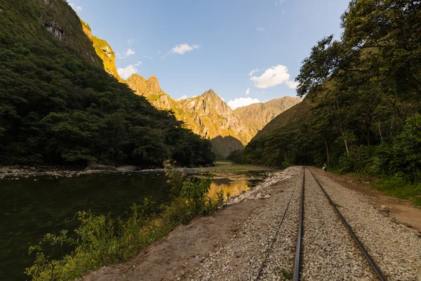 鉄道線路と、ペルーのマチュピチュ山 — ストック写真