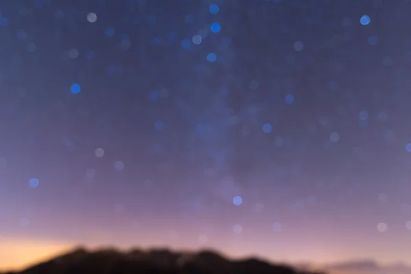 Расслабленный Млечный Путь, звездное небо и горный фон — стоковое фото