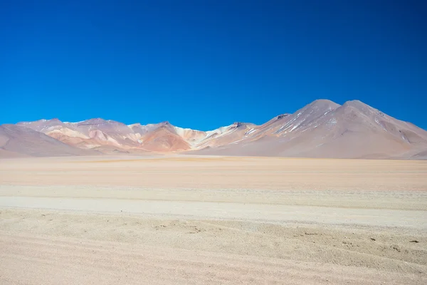 Deserto sabbioso e vulcano sulle Ande boliviane — Foto Stock