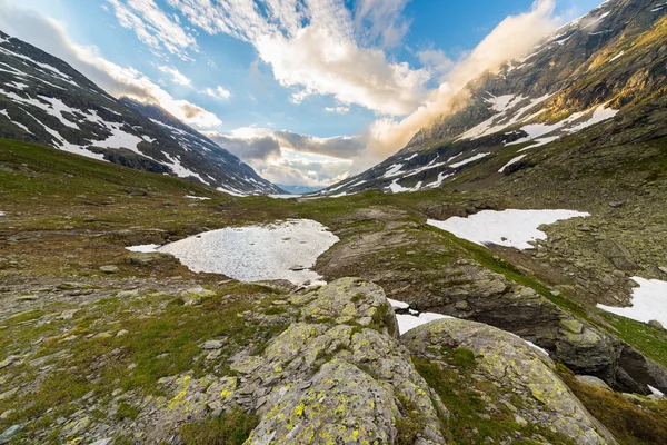 Lilla sjön på hög höjd i Alperna — Stockfoto