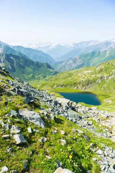 Alpské jezero modré vysoké nadmořské výšce v létě — Stock fotografie