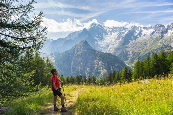 Caminhante descansando em frente ao majestoso Monte Bianco (Mont Blanc ) — Fotografia de Stock