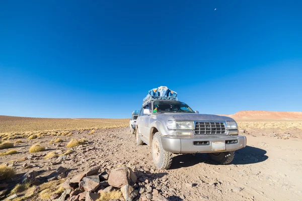 Veicolo 4x4 che attraversa gli altopiani andini, Bolivia — Foto Stock