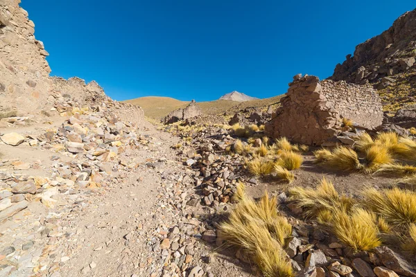 Ciudad colonial fantasma en las tierras altas andinas, sur de Bolivia — Foto de Stock