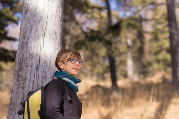 Retrato de dama con expresión natural en el bosque — Foto de Stock