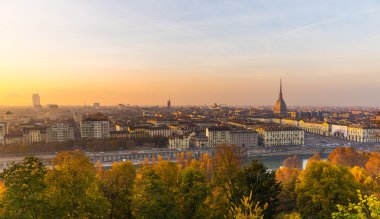 Turin yukarıdan panoramik cityscape gün batımında