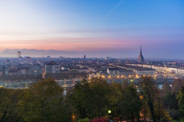 Turin yukarıdan panoramik cityscape gün batımında