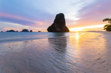 Gün batımında düşük tide muhteşem Railey Bay, Tayland